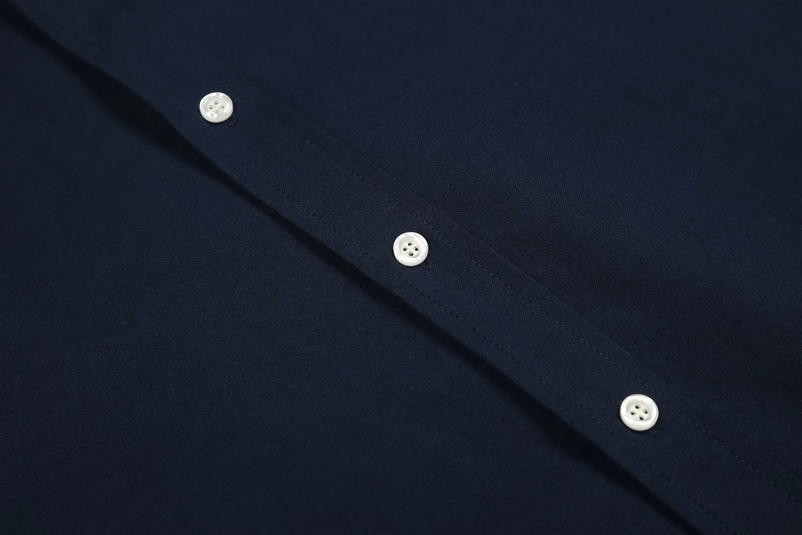 P230 White background picture [Evergreen for all seasons] Style number: 25011# Color: Navy red label/original blue/original white/matte pink/khaki/charcoal gray/black/dark blue white label Size: S to Face 100 cotton oxford spun, pre-laundering treatment, tight and soft texture ✅ - Custom dyed original pearlescent white buttons with different sizes ✅ - Special shaped chiffon foil included in the collar door tube, not easy to deform and pull ✅ - RL classic version of oxford spun shirt, thick and crisp feeling brought by oxford cloth, can be worn alone as an outer layer, can be matched with all seasons, practical wear, a must-have item in the wardrobe, start with eyes closed
